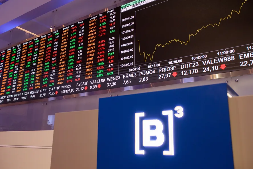 Ibovespa abre o segundo semestre em queda e dólar volta a subir com cenário externo e risco doméstico no radar