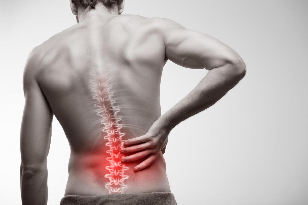 Problemas na coluna afetam milhões de brasileiros e reforçam a importância da prevenção