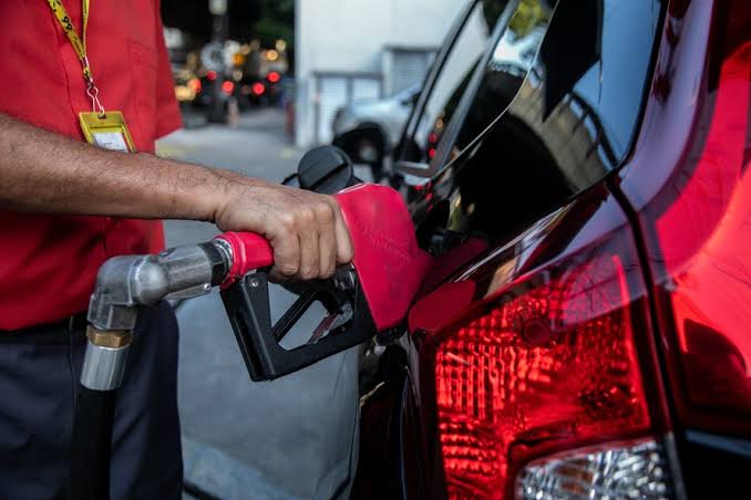 Gasolina passa a ter maior percentual de etanol e medida promete reduzir emissões e fortalecer setor sucroenergético
