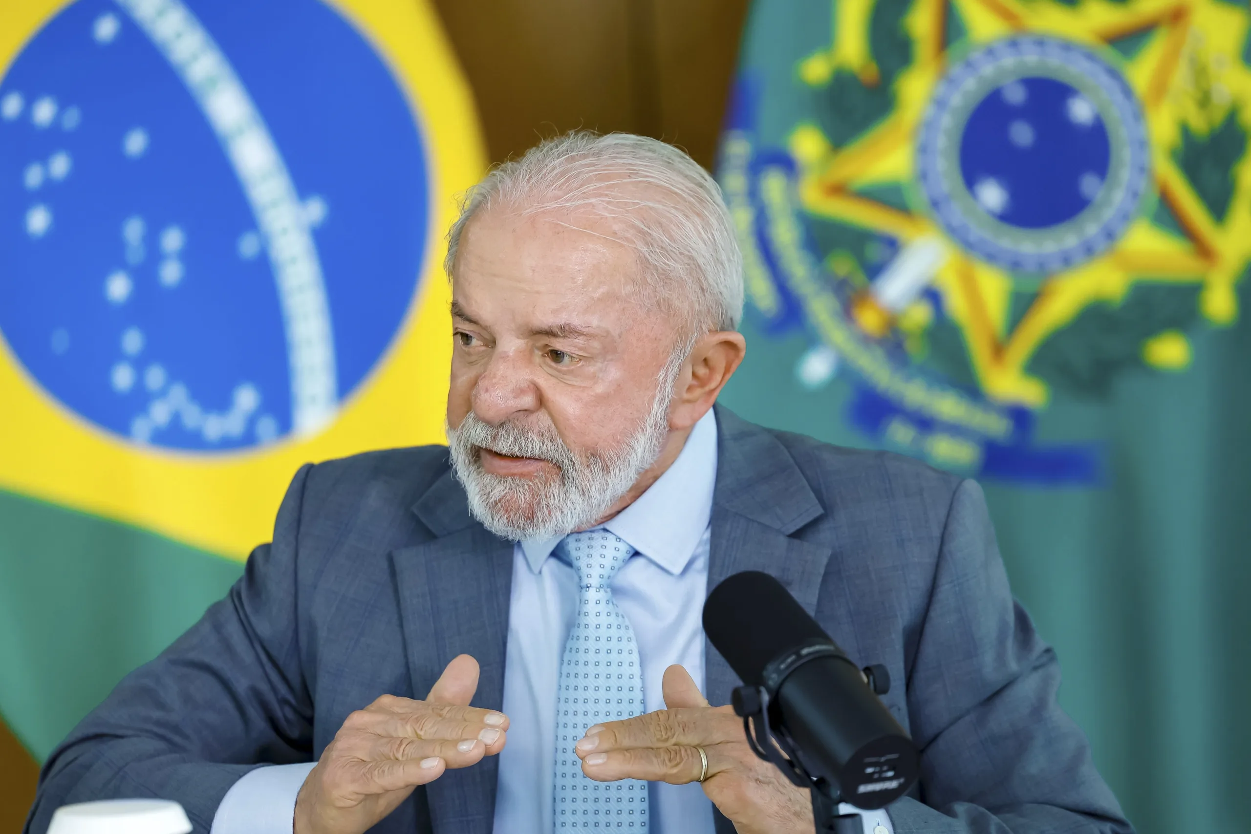 Governo brasileiro intensifica negociações para evitar impacto de novas tarifas dos Estados Unidos
