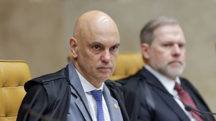 Documentos da Polícia Federal colocam Alexandre de Moraes no centro de questionamentos sobre sua permanência no STF