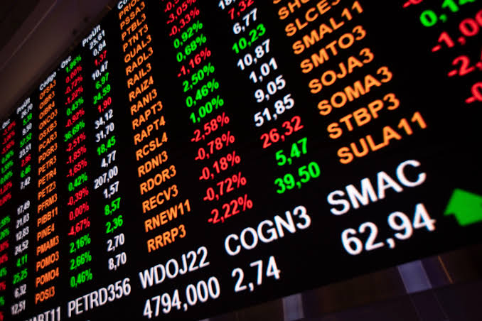 Ibovespa salta 2,63% e bate máxima desde abril em sessão pré-eleição; só quatro ações caem