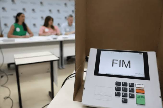 Urnas são fechadas no Brasil; votação das eleições 2026 é encerrada e apuração começa