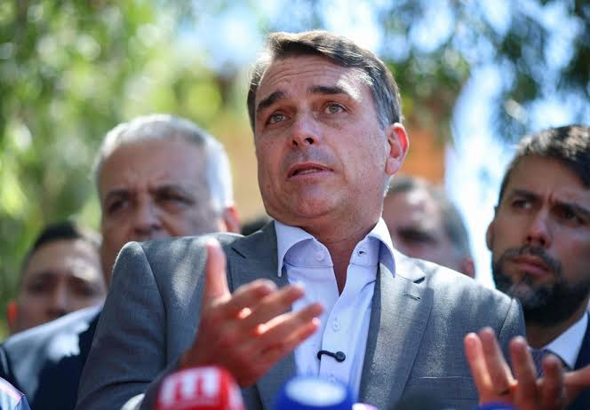 “Vou votar a favor do fim”, diz Flávio Bolsonaro sobre escala 6x1