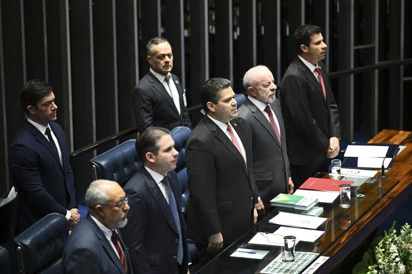 Apesar de votos a favor, oposição não comparece à promulgação da PEC que acaba com a escala 6x1